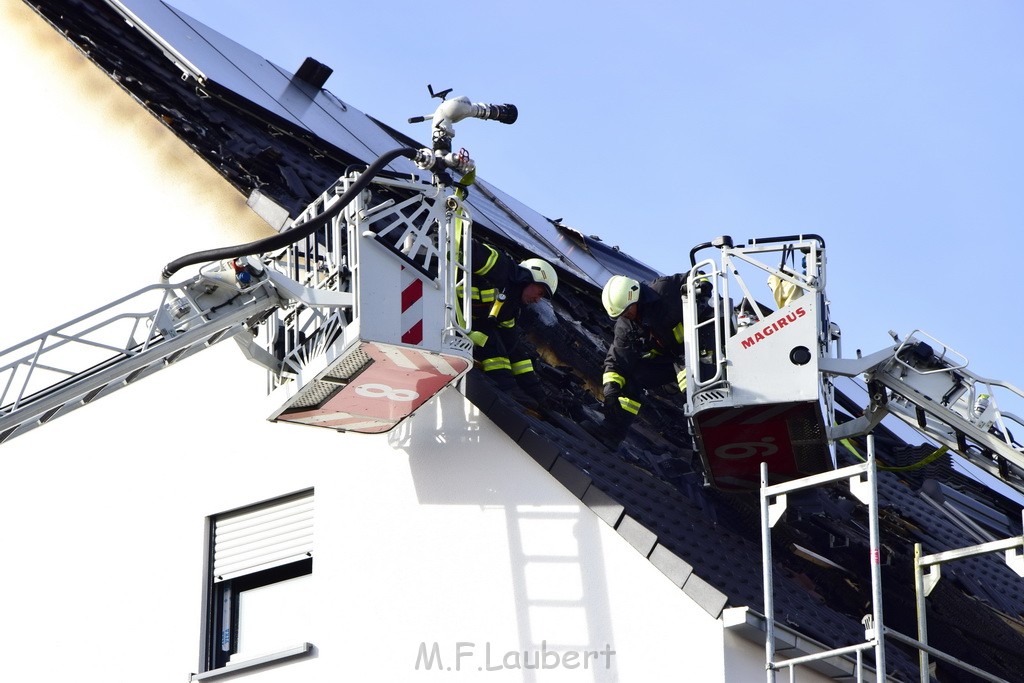 Feuer 2 Dachstuhl Koeln Dellbrueck Von der Leyen Str P106.JPG - Miklos Laubert